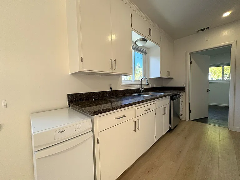 Charming 2 Bedroom, 2 Bathroom Home in Redwood City — Photo 18