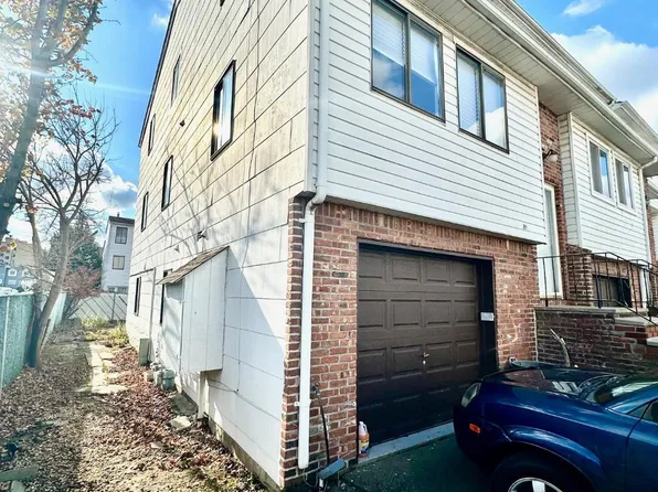 80 Country Dr N, Staten Island, NY 10314