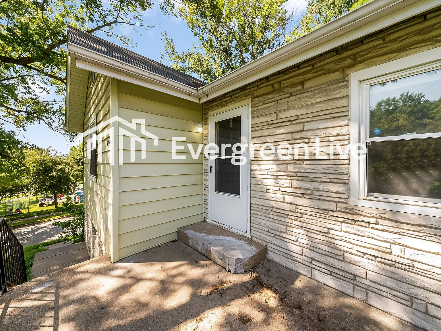 3 bed, 2.0 bath, 903 sqft, $1,345 — Photo 3