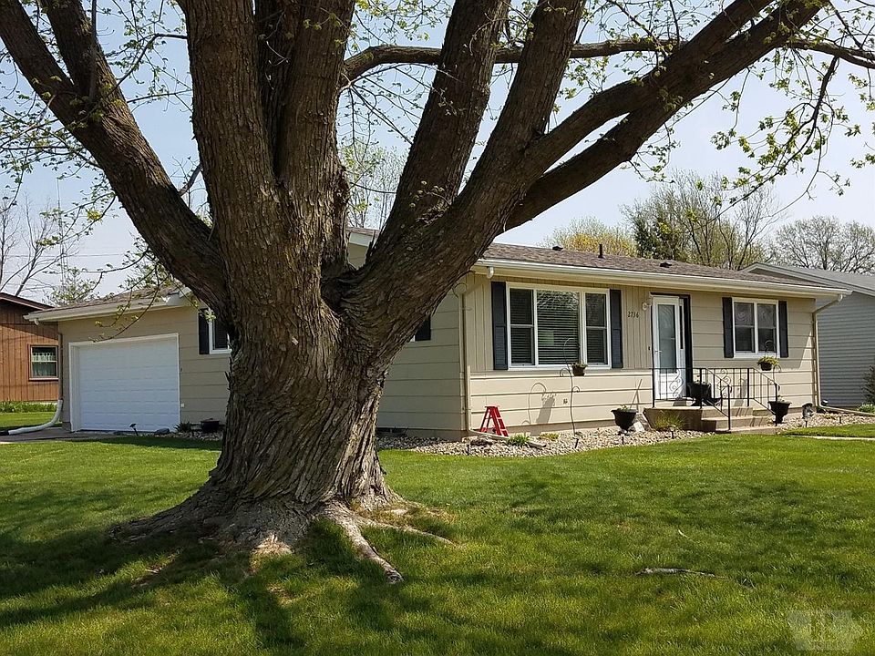 1st image of 2736 Meadowbrook Dr