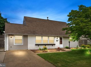 91 Queen Lily Rd, Levittown, PA 19057