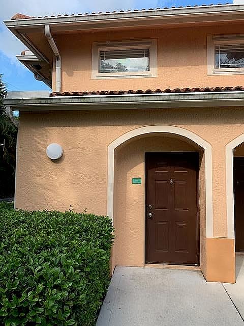 1st image of 231 SW Palm Dr APT 208