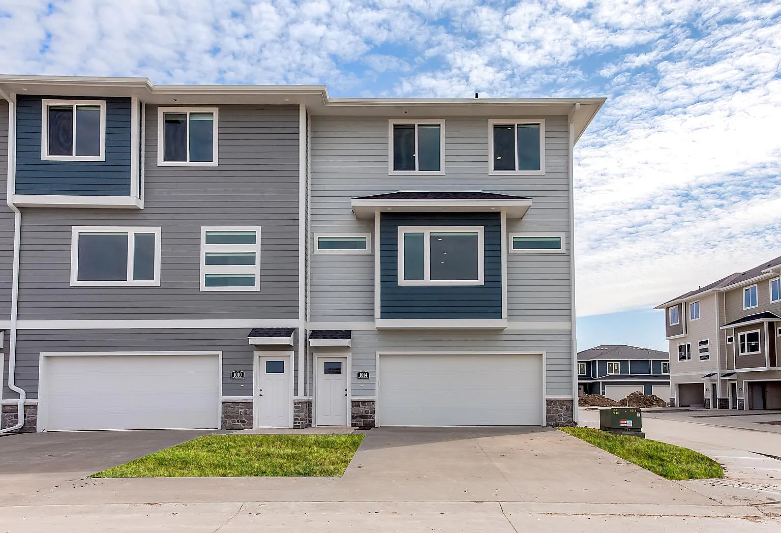 2 bed, 2.5 bath, 1272 sqft, $1,525 — Photo 2