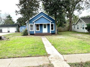 513 E Bernard St, West Columbia, TX 77486