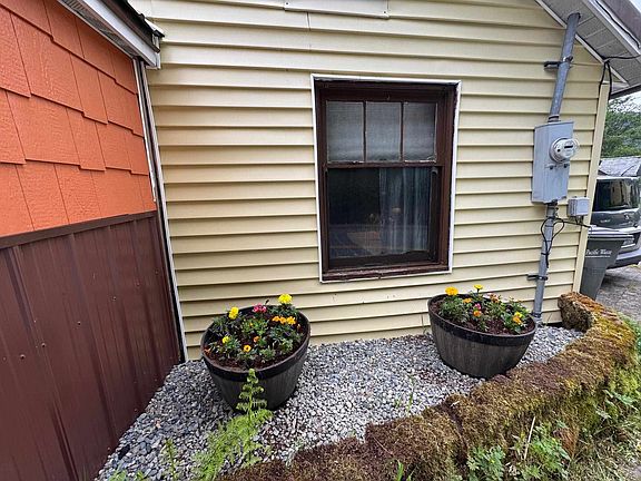 2nd image of 225 Irwin St #225