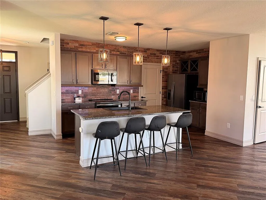 4 bed, 2.5 bath, 2260 sqft, $2,600 — Photo 2