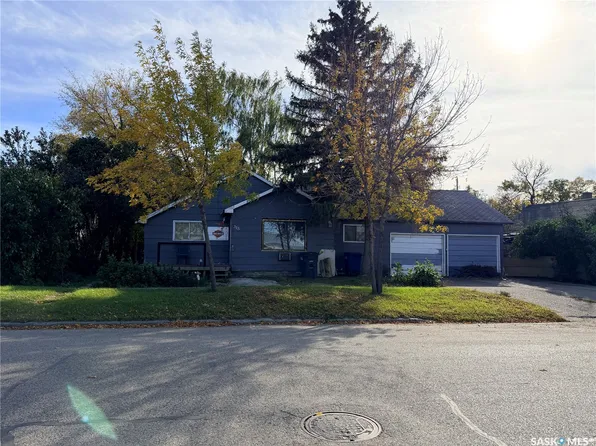 315 3rd Avenue W, Assiniboia, SK S0H 0B0