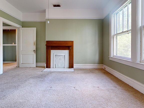 5th image of 609 Holly St
