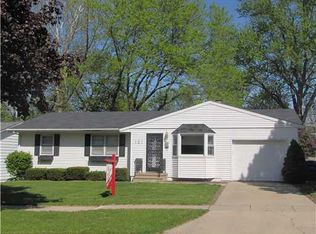 121 Wesley Dr NW, Cedar Rapids, IA 52405
