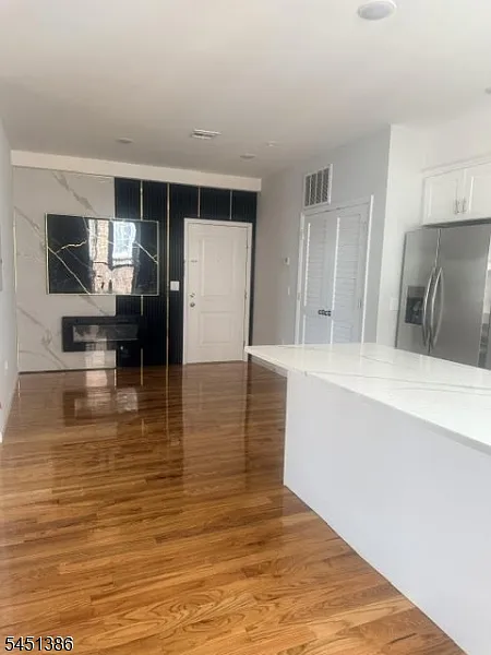2 bed, 2.0 bath, 938 sqft, $2,400 — Photo 1