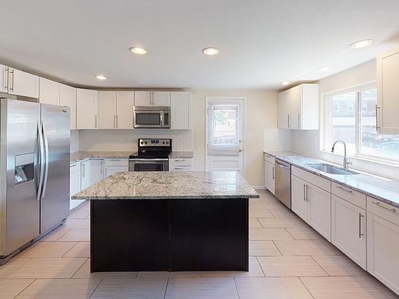3rd image of 906 Woodhill Dr