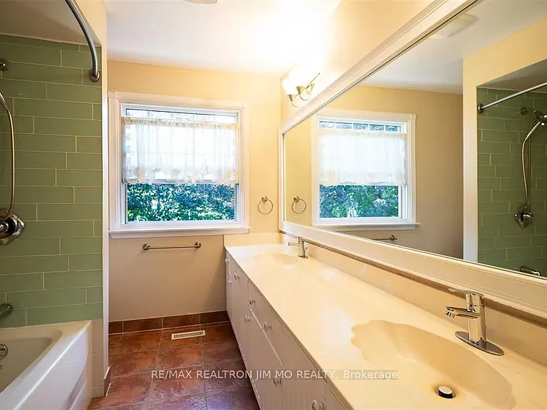 35 McKay Cres — Photo 10