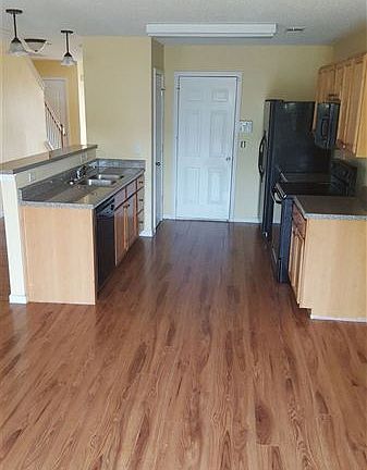 Fully loaded kitchen w/breakfast bar