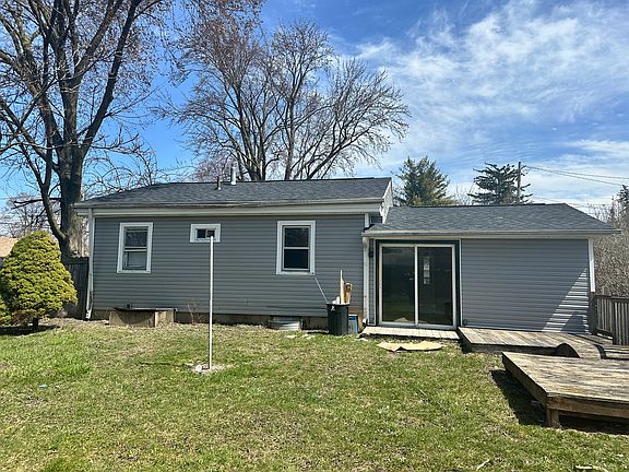 2nd image of 2215 Durand St