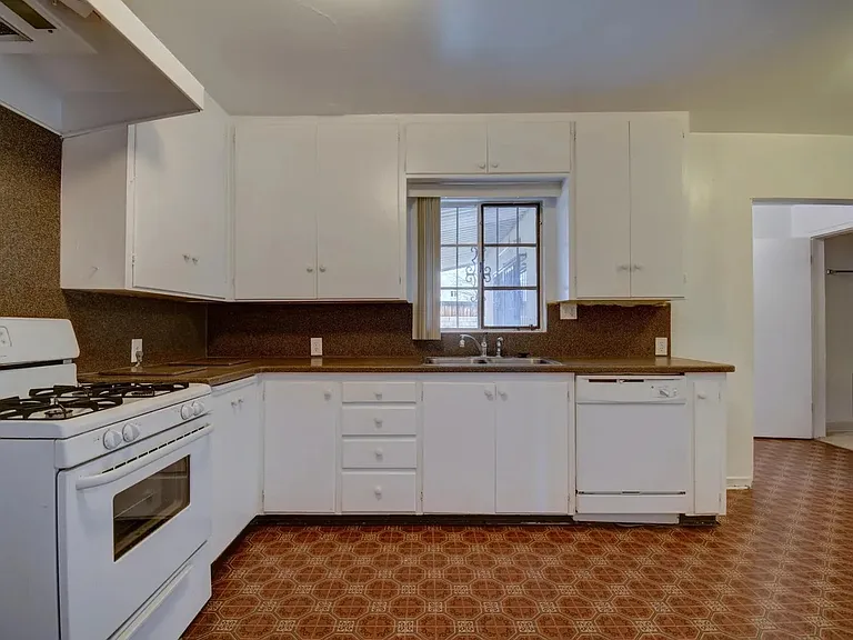 1116 Summit Dr NE — Photo 8