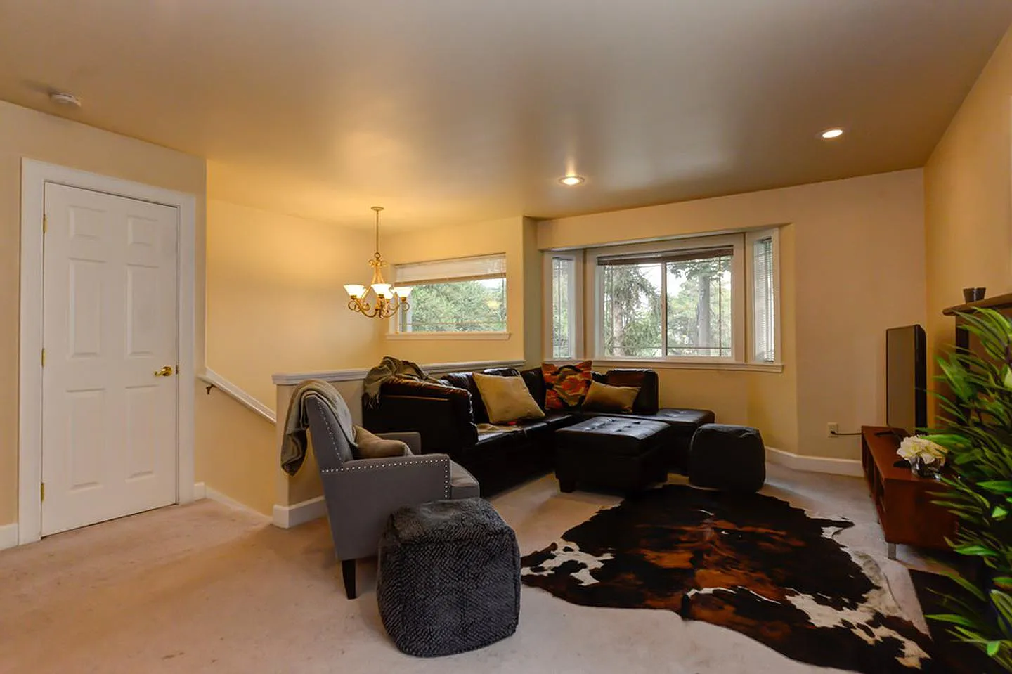 Private Bedroom in Charming Beacon Hill Home With Lush Backyard — Photo 3