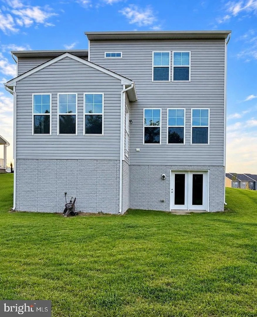 4 bed, 2.5 bath, 2655 sqft, $3,000 — Photo 2
