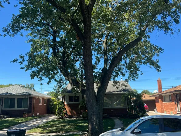 24601 Wood St, Saint Clair Shores, MI 48080