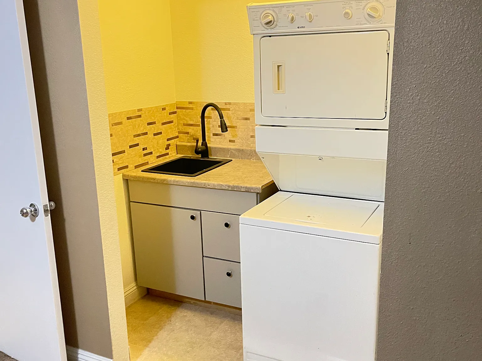 Studio, 600 sqft, $1,050 — Photo 2