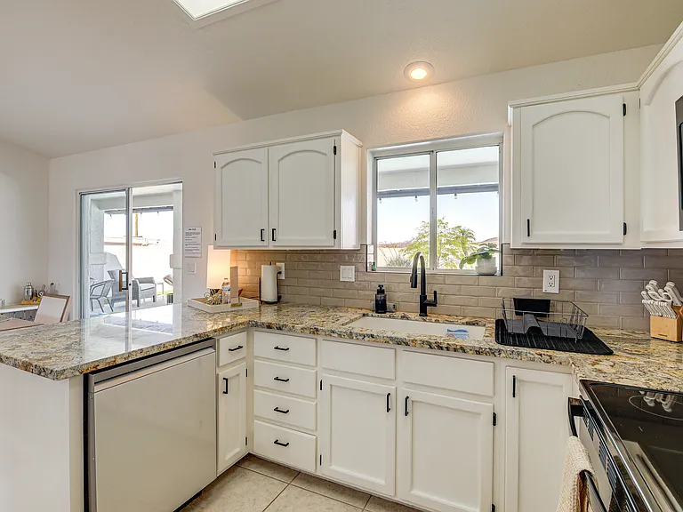 2811 Oakridge Dr — Photo 14