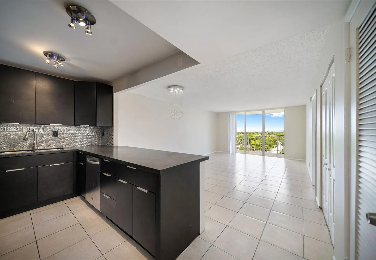 Gateway House Condo - Nor — Photo 1