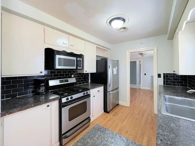 302 N Reno Ave — Photo 4
