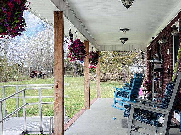 3rd image of 690 Monument Rd