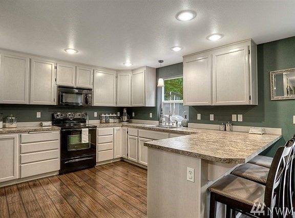 3rd image of 32403 Benbow Dr E