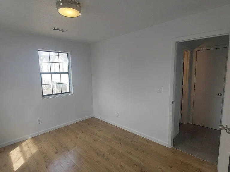 1004 Clay St — Photo 8