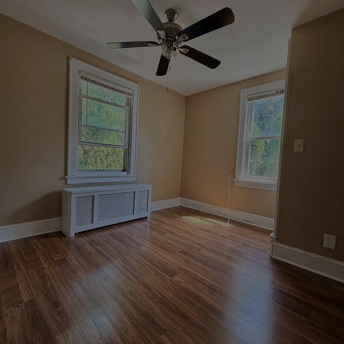 3 bed, 1.0 bath, 2408 sqft, $2,350 — Photo 2