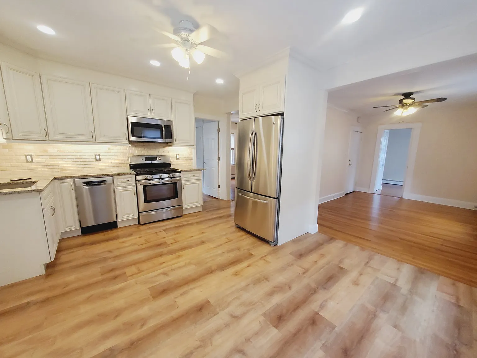 3 bed, 1.0 bath, 915 sqft, $2,800 — Photo 4