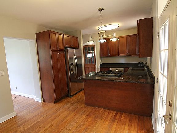 2nd image of 1001 Hays St