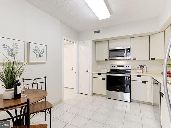 5th image of 4550 N Park Ave APT 402