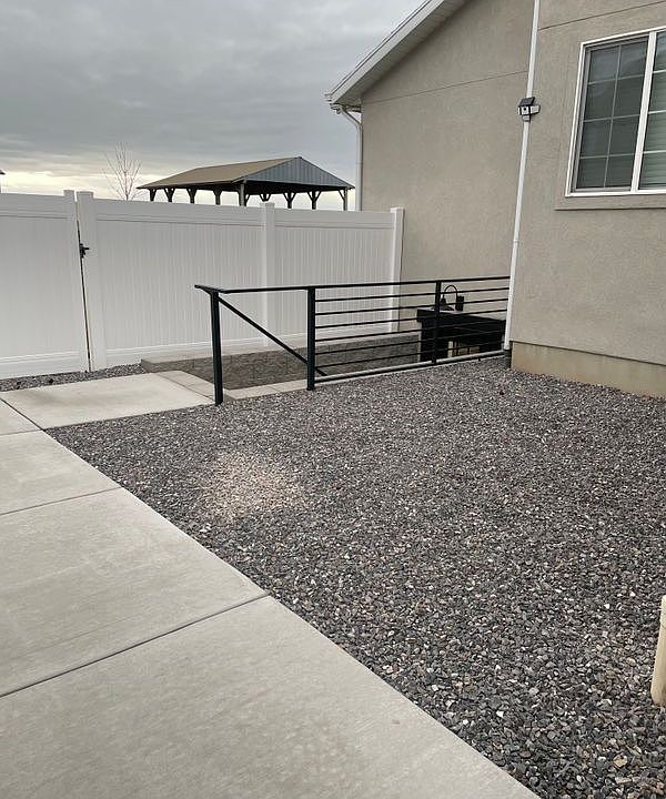 1st image of 1413 W Valley Dr