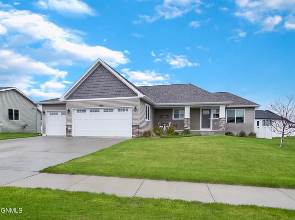 1605 Valley Bluffs Dr SE, Minot, ND 58701