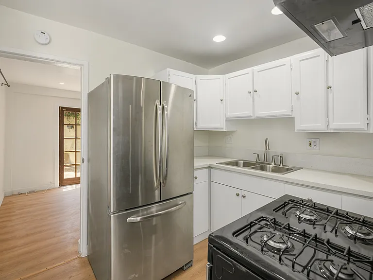1325 N Orange Dr — Photo 7