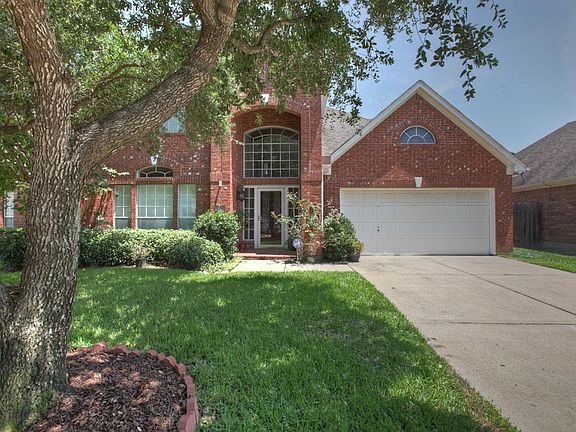 BEAUTIFUL ENTRY WAY AND COVERED PATIO