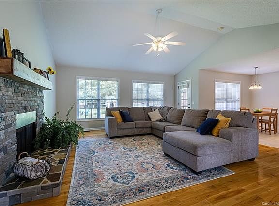 3rd image of 107 Clearwater Dr