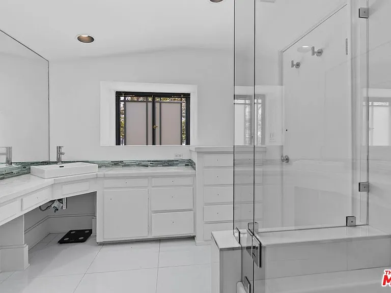 305 S Bedford Dr — Photo 17