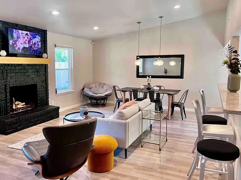 919 Hideaway Cir — Photo 1