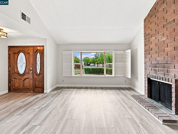 4th image of 1284 Pinecrest Dr