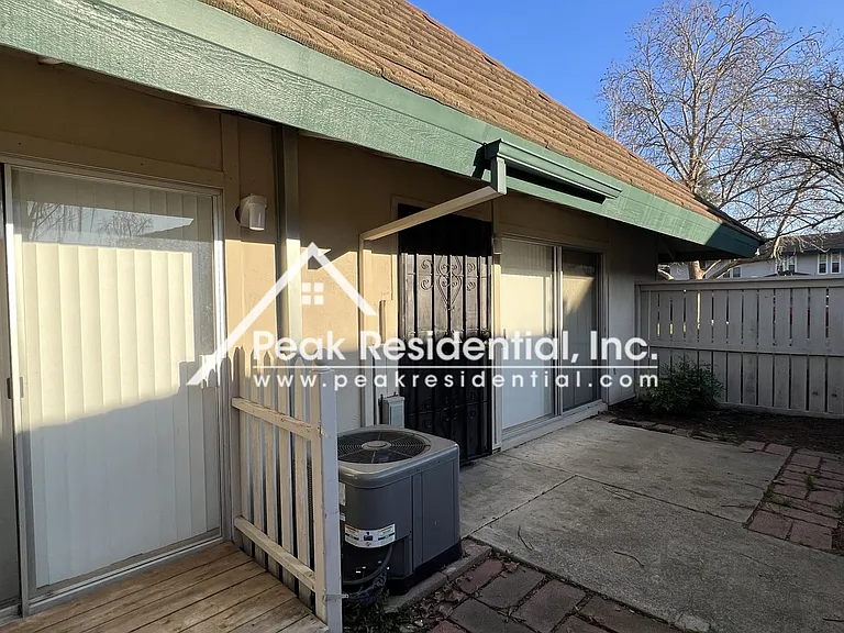 504 Roundtree Ct — Photo 3