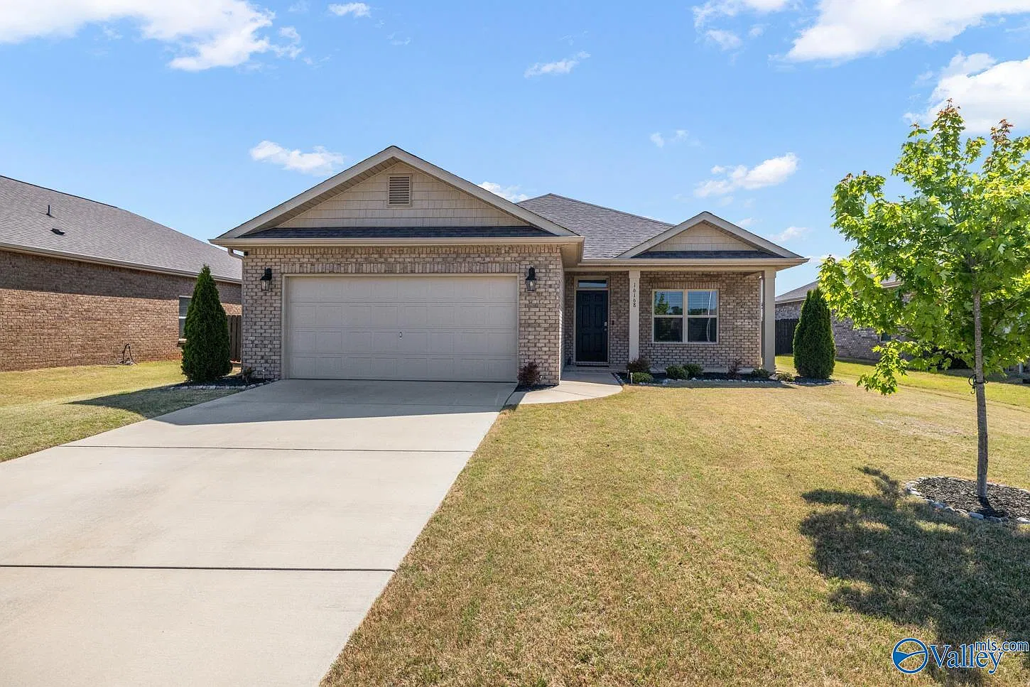 4 bed, 2.5 bath, 1952 sqft, $1,950 — Photo 1