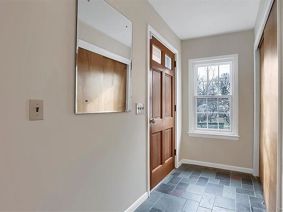 3rd image of 72 Thompson Ave