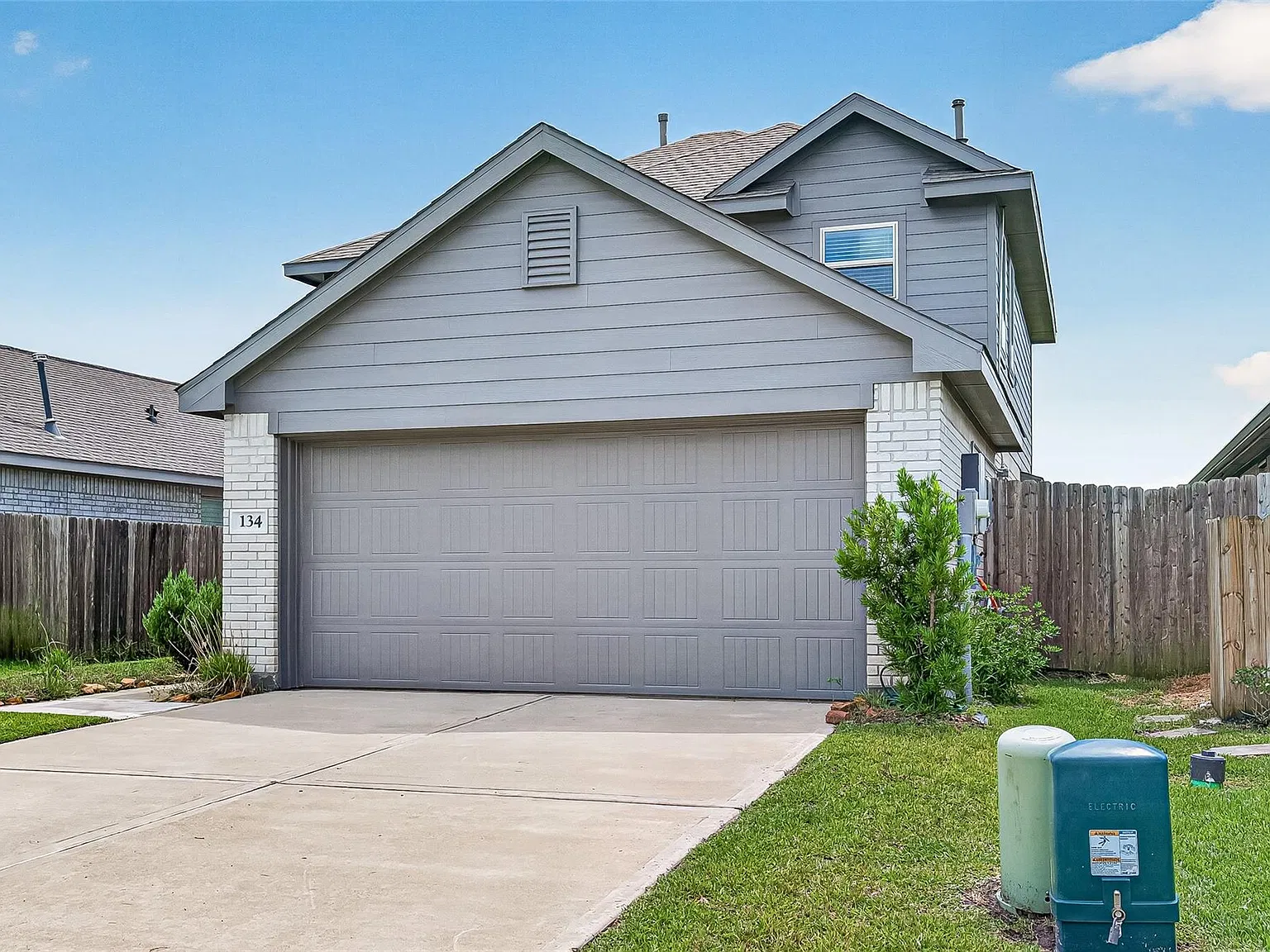 4 bed, 2.5 bath, 1890 sqft, $2,000 — Photo 1