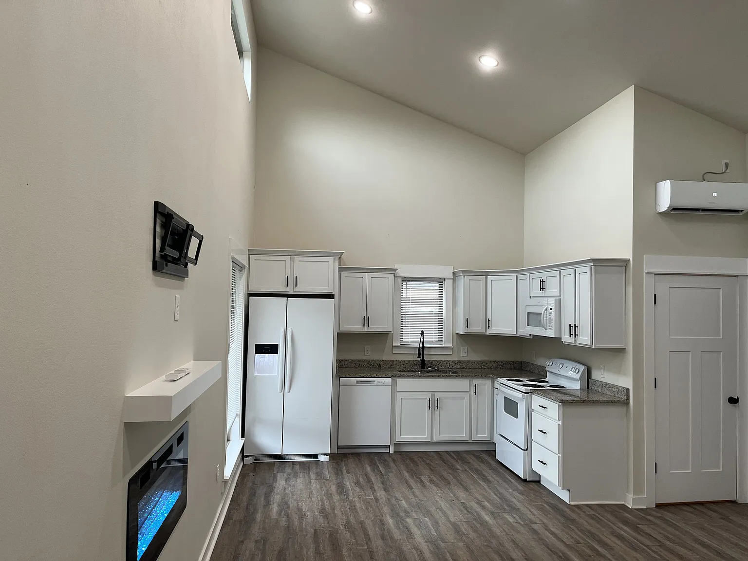 2 bed, 1000 sqft, $1,345 — Photo 1