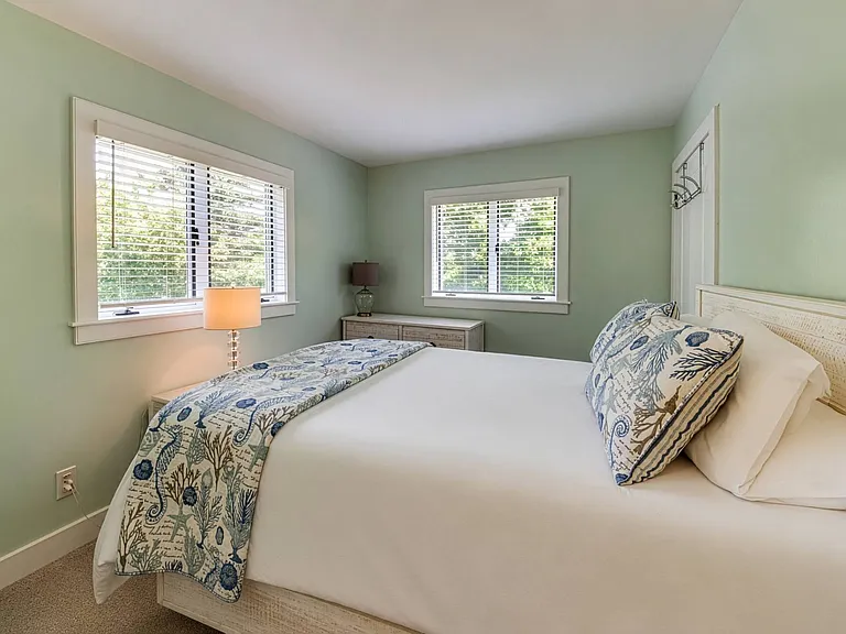 229 W Lake Dr — Photo 15