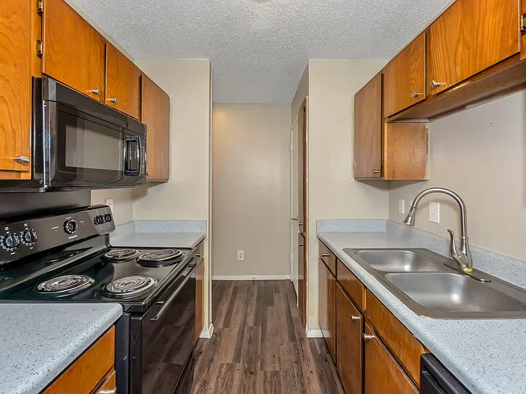 Oak Meadow Apartments — Photo 31