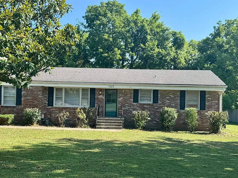 1623 Edgewood Dr — Photo 2