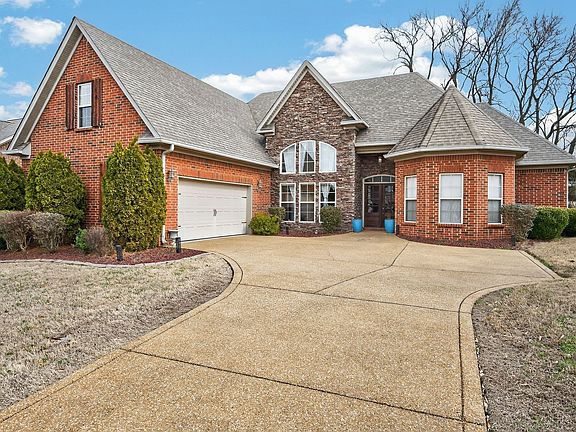 3rd image of 105 Sagamore Trce